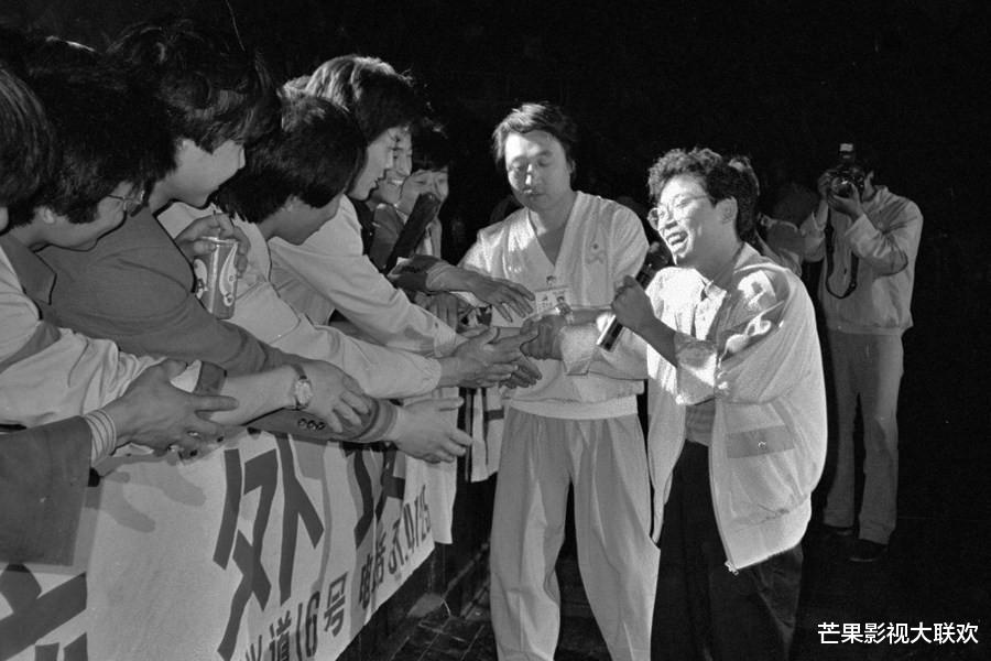 在春晚唱了一首歌，被封杀14年，今身价过亿，全部无偿捐献给祖国