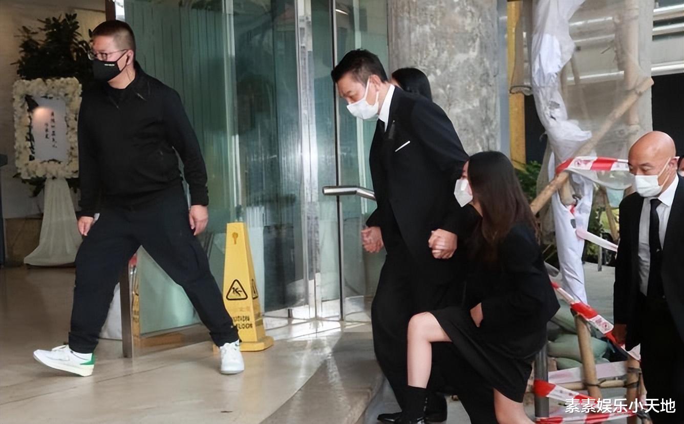 刘德华现身父亲灵堂,神心哀伤双手合十,刘妈妈不舍泪别