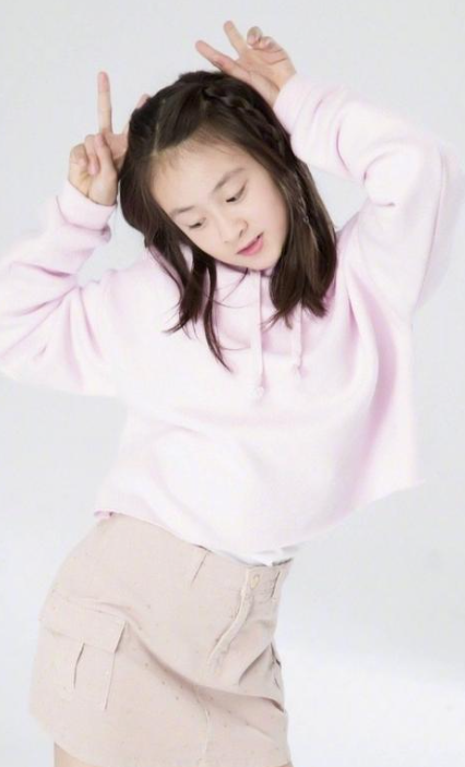 田亮父女罕见同框,森碟腿粗似爸,被指像孪生兄妹