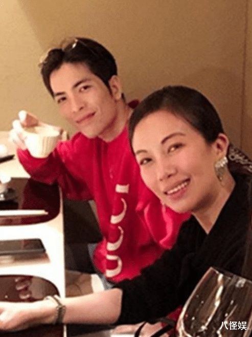 萧敬腾工作间隙忙秀恩爱，高调搂肩老婆好甜，林有慧笑得露出牙龈