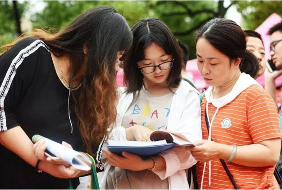 “女儿高考成绩不理想，长相好能报空乘吗？”张雪峰一语道破痛点