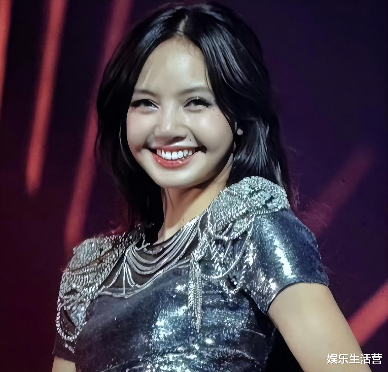 放飞自我?Lisa恋爱后发福,脸胖露粗腿合影,因素颜、龅牙遭嘲讽