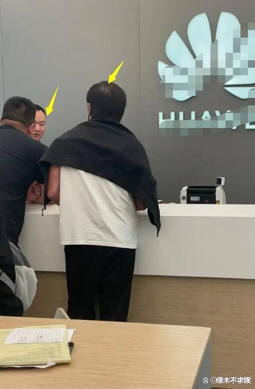 69岁成龙买华为8000元新款手机,穿布鞋、秃顶明显,缺货仍等待!