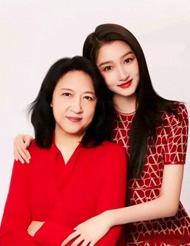 关晓彤罕见和妈妈同框!51岁关妈五官精致超美艳,母女俩酷似姐妹