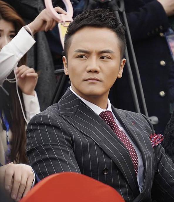 他是张嘉译的亲表弟,被表哥用11部戏带红,如今登上央视走红放大