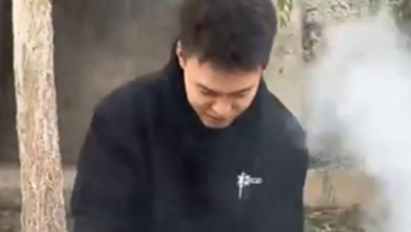 真是个多面手！赵睿烤羊肉串，边翻边撒料很专业，随后忍不住吃一串：真香