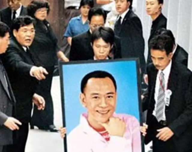 2002年“妖王”罗文去世，葬礼轰动全港，刘銮雄为何会被赶出灵堂