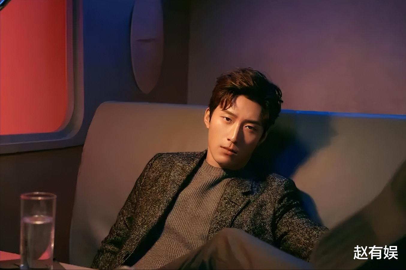 何超莲|大婚才20天,何超莲“面目全非”,鼻子和脸变圆润,背带裤遮孕肚