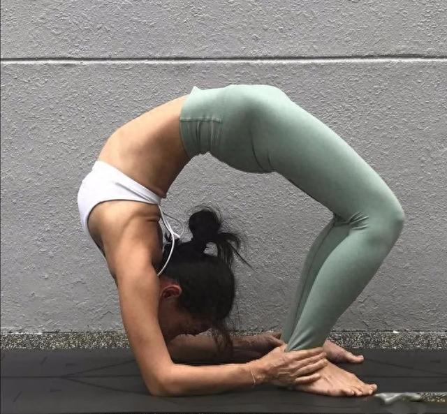 瑜伽后弯做得好,人美气质好!