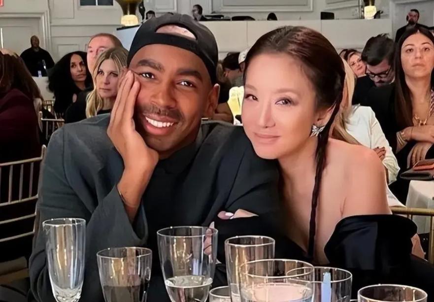 |网曝73岁王薇薇新恋情!换黑人男友,手挽胳膊亲密合影,年龄悬殊巨大