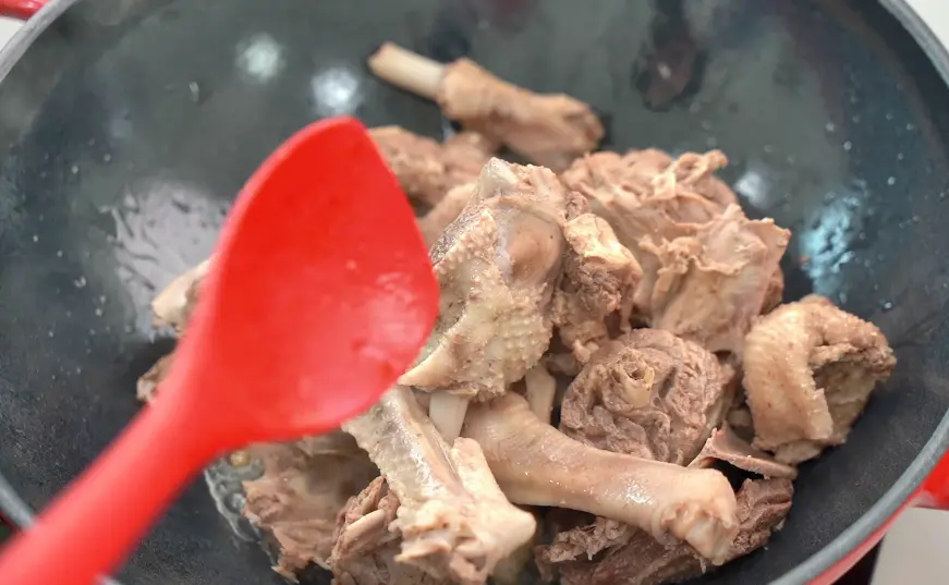 食盐|炖大鹅，牢记“3放3不放”，放错了不鲜香有腥味，可别不当回事