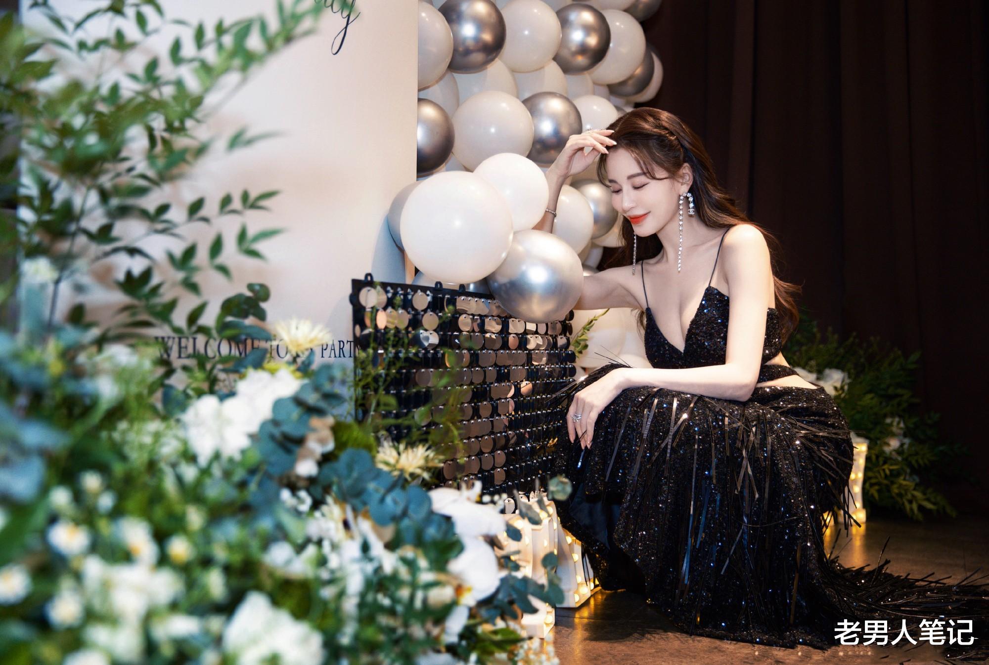 温心 温心美照大赏，明眸红唇搭配黑色吊带流苏长裙，轻盈纤美曼妙迷人