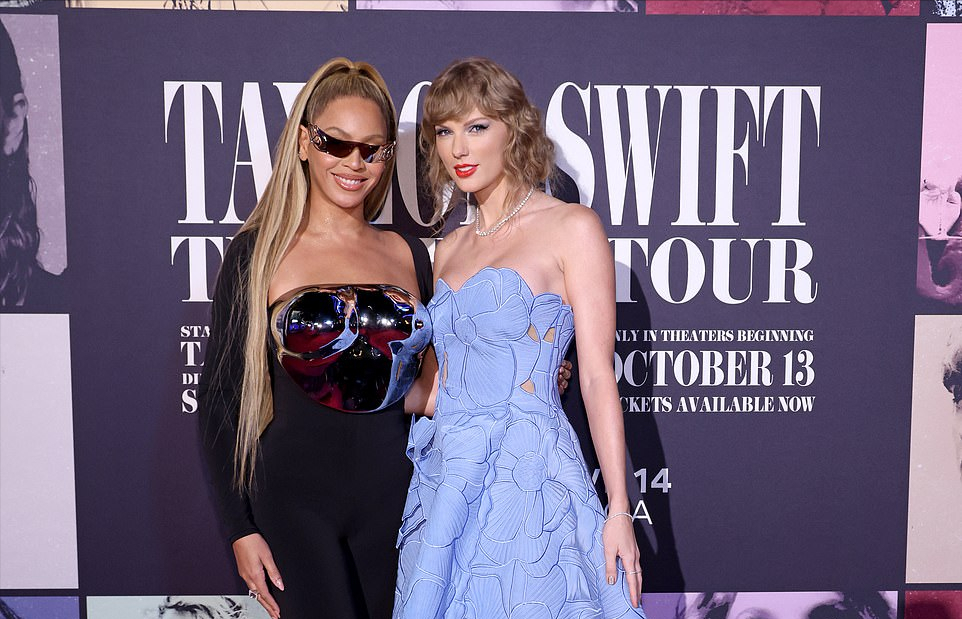 霉霉闪耀首映礼美翻了!穿镂空蓝裙美如蓝精灵,红唇配短发太绝了