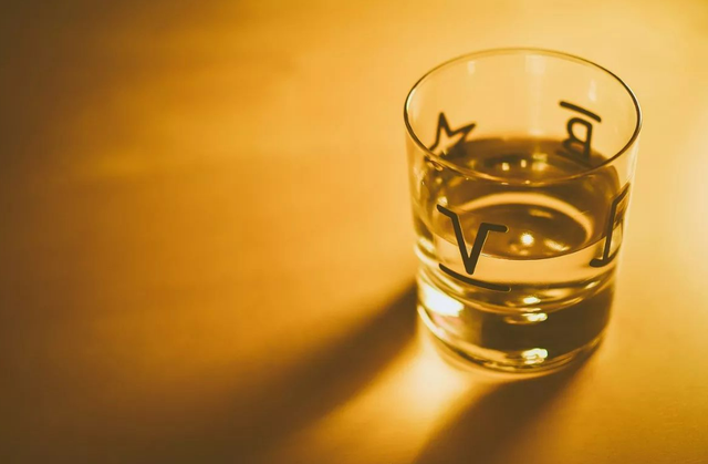 为什么说半夜醒来，别看时间、别喝水？医生：别不信