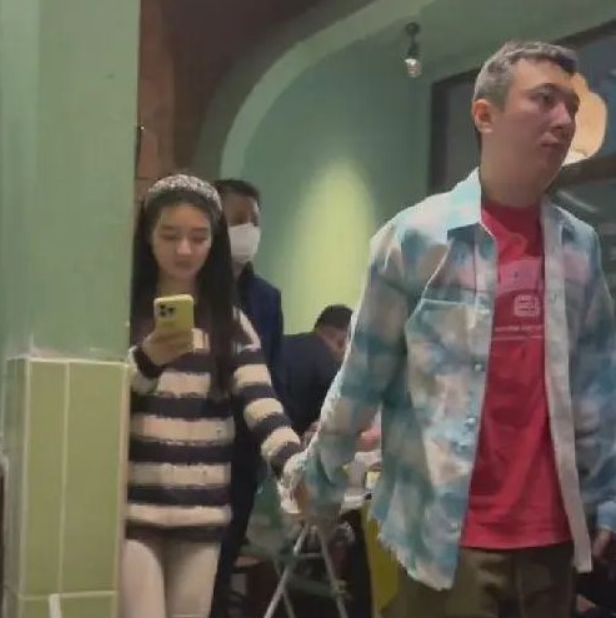 王思聪|慎婕官宣新恋情，与男友搂腰合影举止亲密，对方颜值高过王思聪