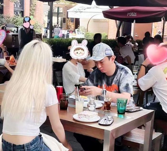 |王思聪暴瘦腿比女生细！戴2300万名表逛奢侈品店，身旁又换俩美女