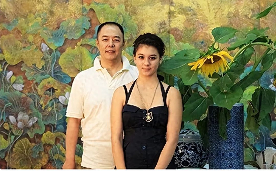 活该！66岁张铁林现状实惨，双腿打石膏坐轮椅，日常靠卖字画为生！