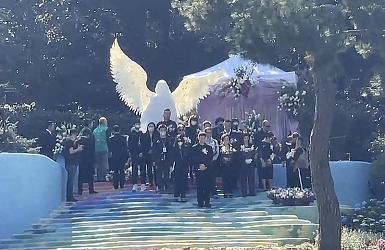 李玟骨灰安葬仪式曝光,价值百万汉白玉天使雕塑,粉丝含泪送别