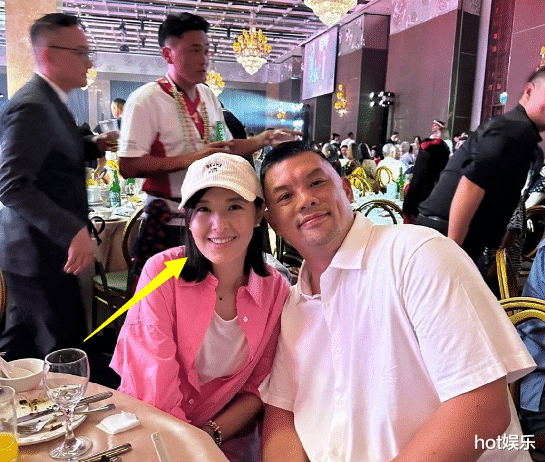 张震岳大婚,众明星捧场,婚宴档次被吐槽:菜少酒不好,2千一桌