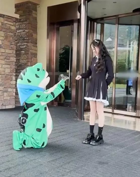 陈乔恩|陈乔恩求婚现场幽默回应,网友直呼“笑到腹肌崩裂”!