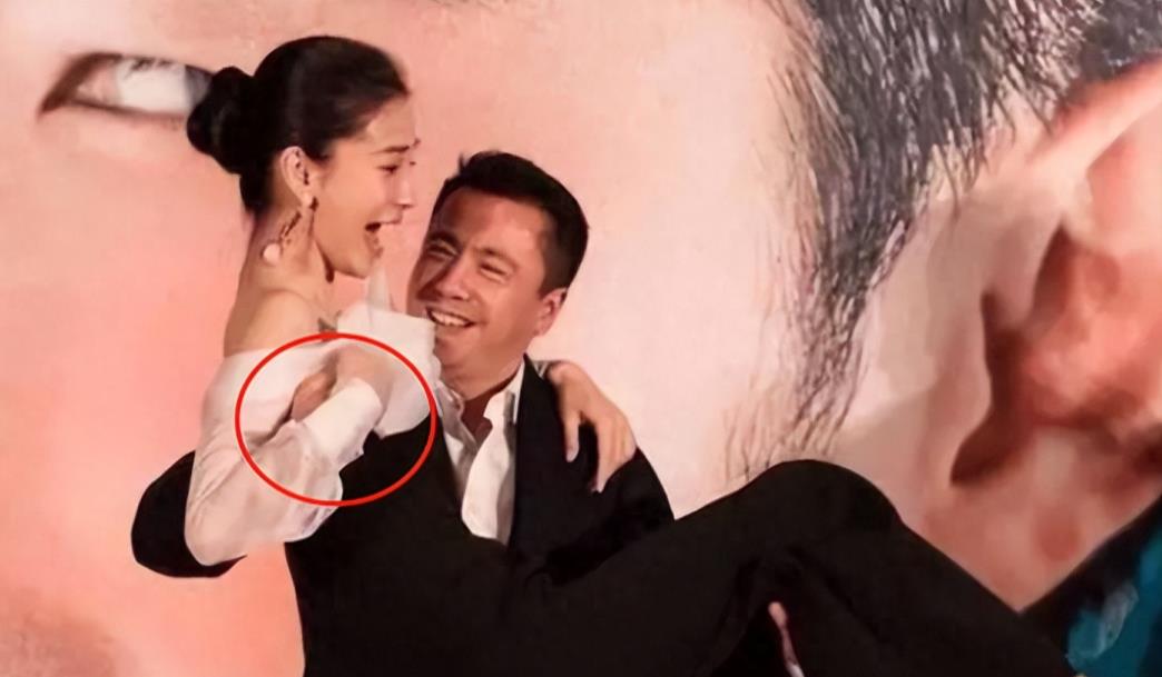 明星在资本面前有多卑微，杨幂被搂腰，张艺谋酒局被推一声不敢吭