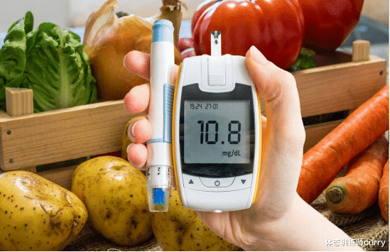 医生|苹果是“长寿果”降血糖?医生:不想血糖“亮红灯”,2物早忌口