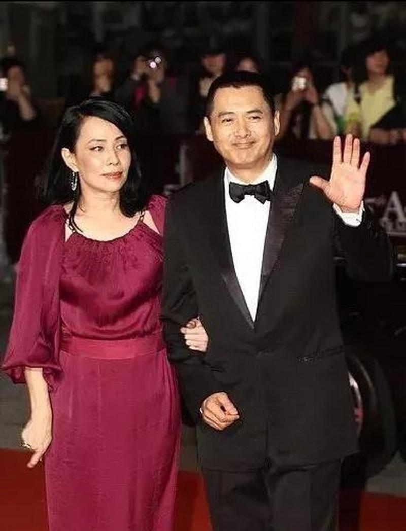 周润发藏不住了!63岁陈玉莲含泪公开孩子身份,未婚多年育有3子