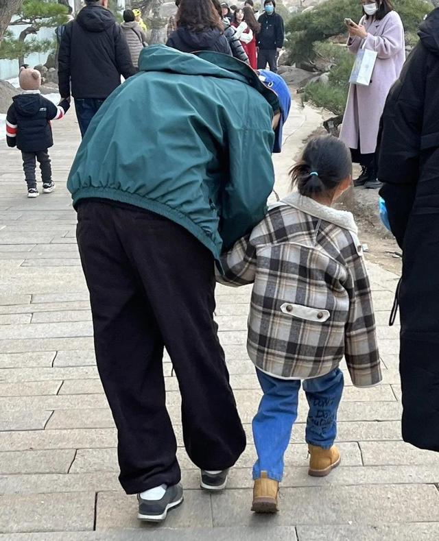 董子健|董子健带女儿逛艺术馆！胡子拉碴满脸痘印显沧桑，5岁大福超可爱
