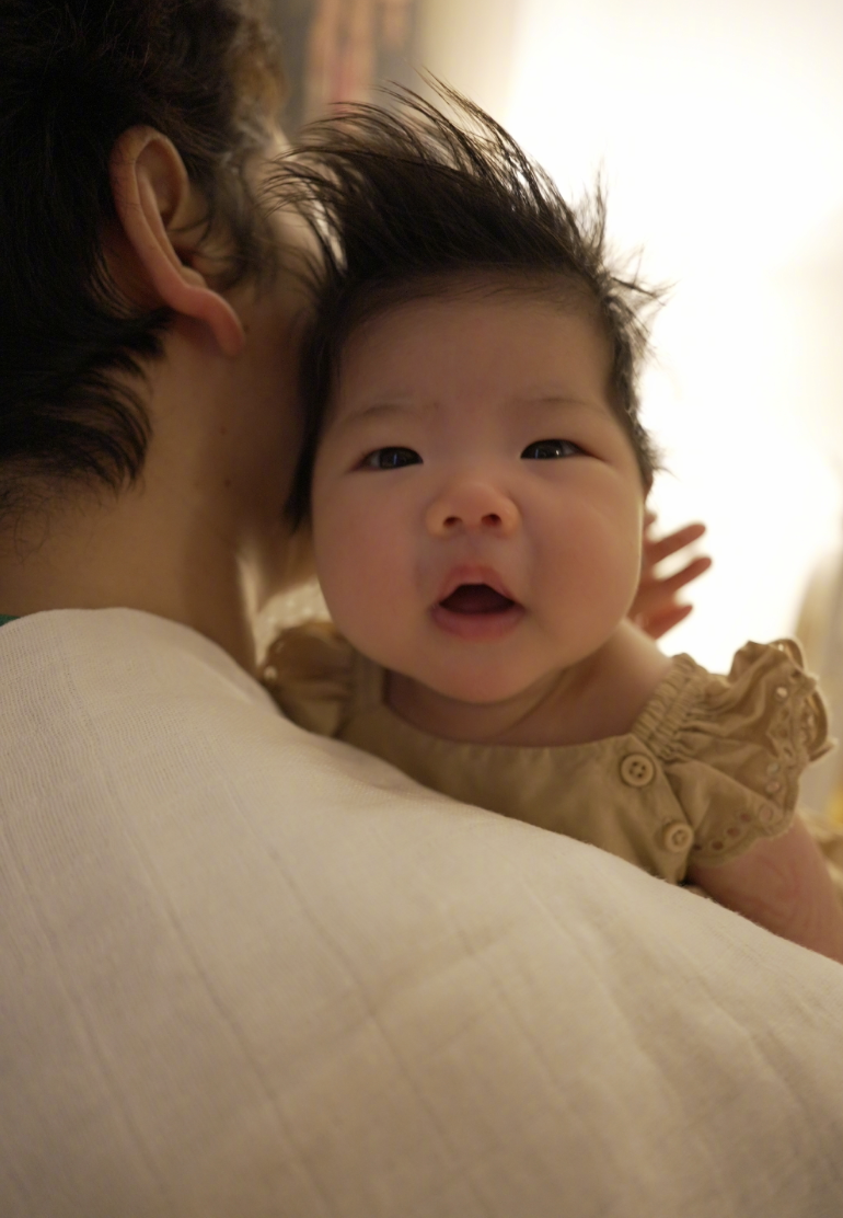 程晓玥|程晓玥产后首晒全家福，穿亲子装过儿童节，老公超帅满月女儿好萌