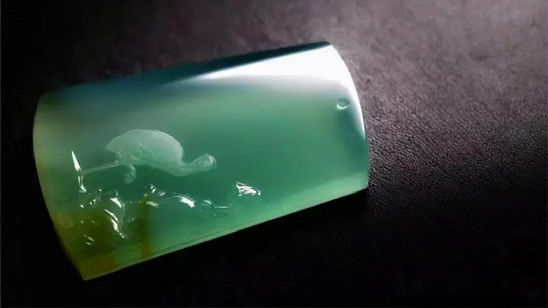 非常有特色的翡翠原石片料，设计仙鹤延年题材！