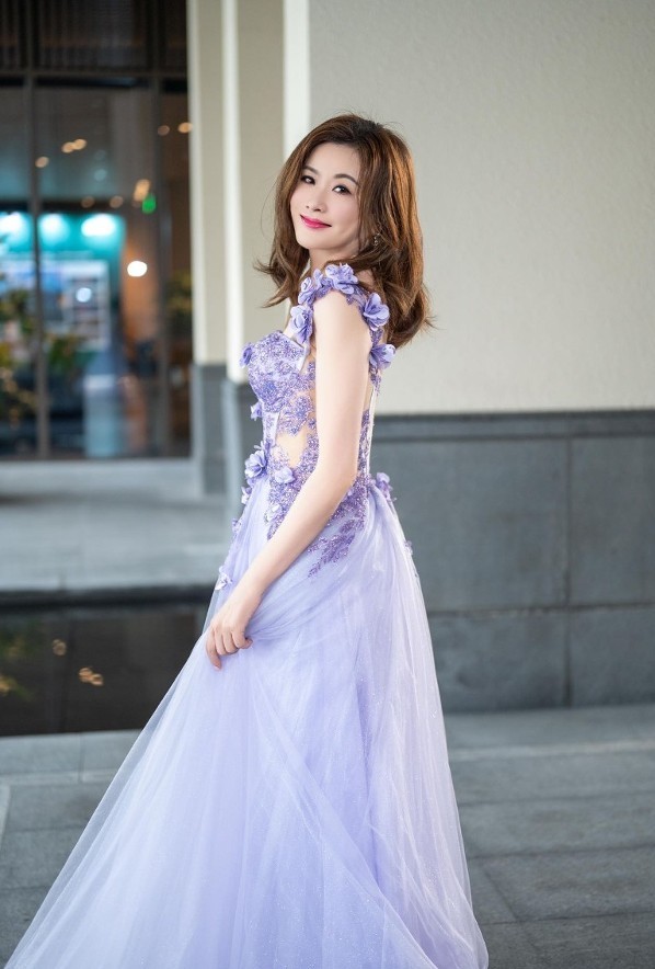 香港女艺人张文慈带货暂停,不是情绪出现问题,而是回香港拍摄剧集