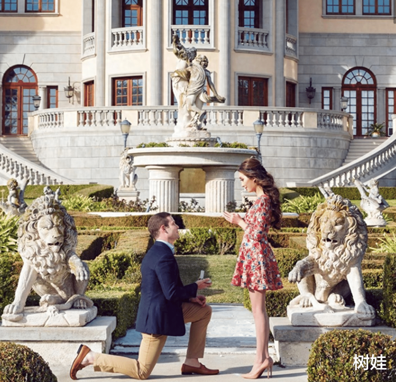 赌王外孙女被求婚两年仍无婚期，何超凤称事业为重，婚事或已告吹