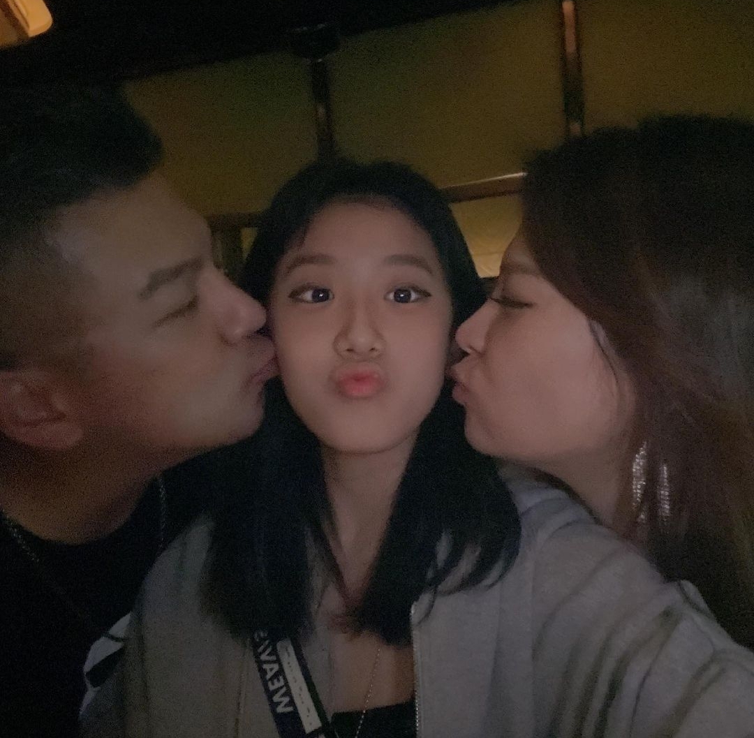 贾静雯|贾静雯晒祖孙三代逛街照,波妞颜值逐渐赶超咘咘,70岁外婆气质佳