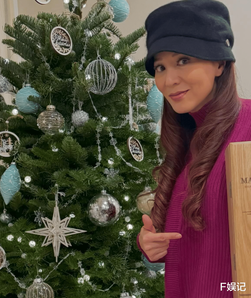 滕丽名罕见晒和老公合影秀恩爱 夫妻俩出去吃饭庆祝结婚10周年