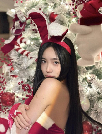 小S女儿平安夜晒美照:一个变身兔女郎,另一个则大秀美背