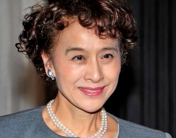 短发 栗原小卷简直就是上了年纪的典型，留着短发，围着围脖，就算有褶子也很好看