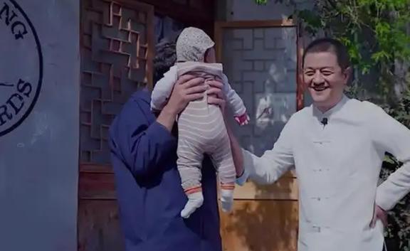 装恩爱、装文艺、装富翁,这些戴着面具生活的明星,全都翻车了