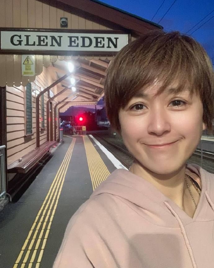 41岁唐宁移民新西兰近照，变化很大认不出，被质疑整容失败