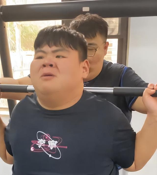 "山东第一胖"王浩楠剃光头,光膀子健身引热议,网友:辣眼睛 - 娱乐资讯