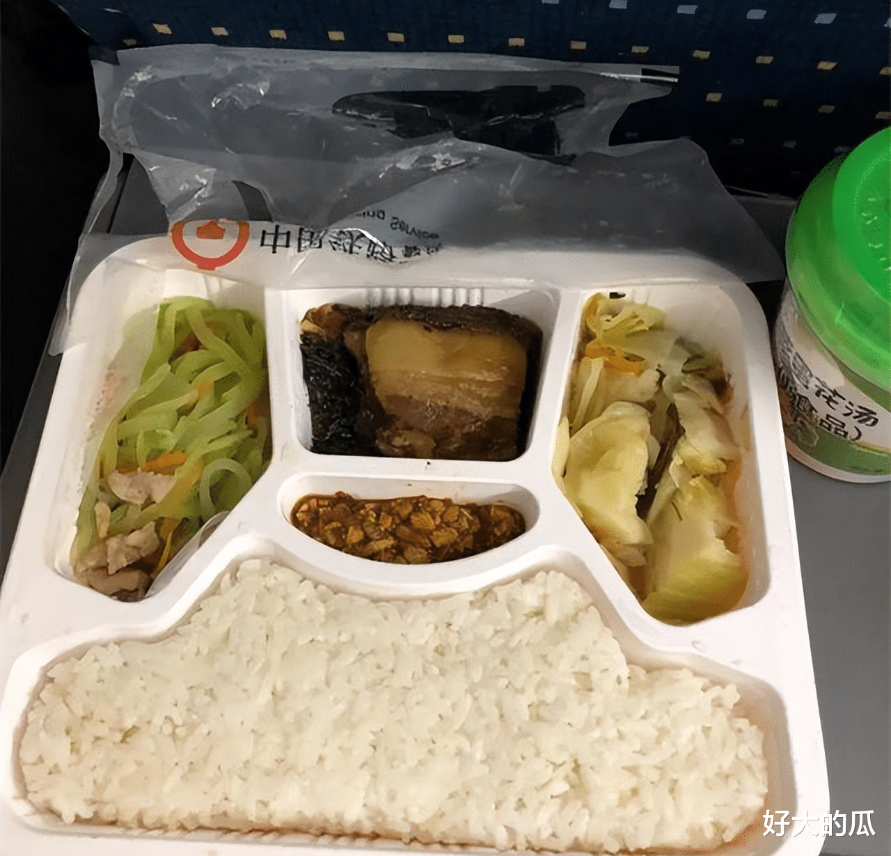 |中国大妈又要火了!高铁上焖一锅米饭,直接干掉“贵族盒饭”!