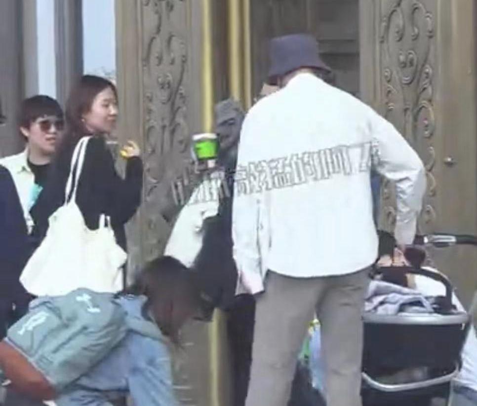 韩庚|韩庚卢靖姗抱娃出游，二人亲自照顾孩子，随行保姆工作相对轻松