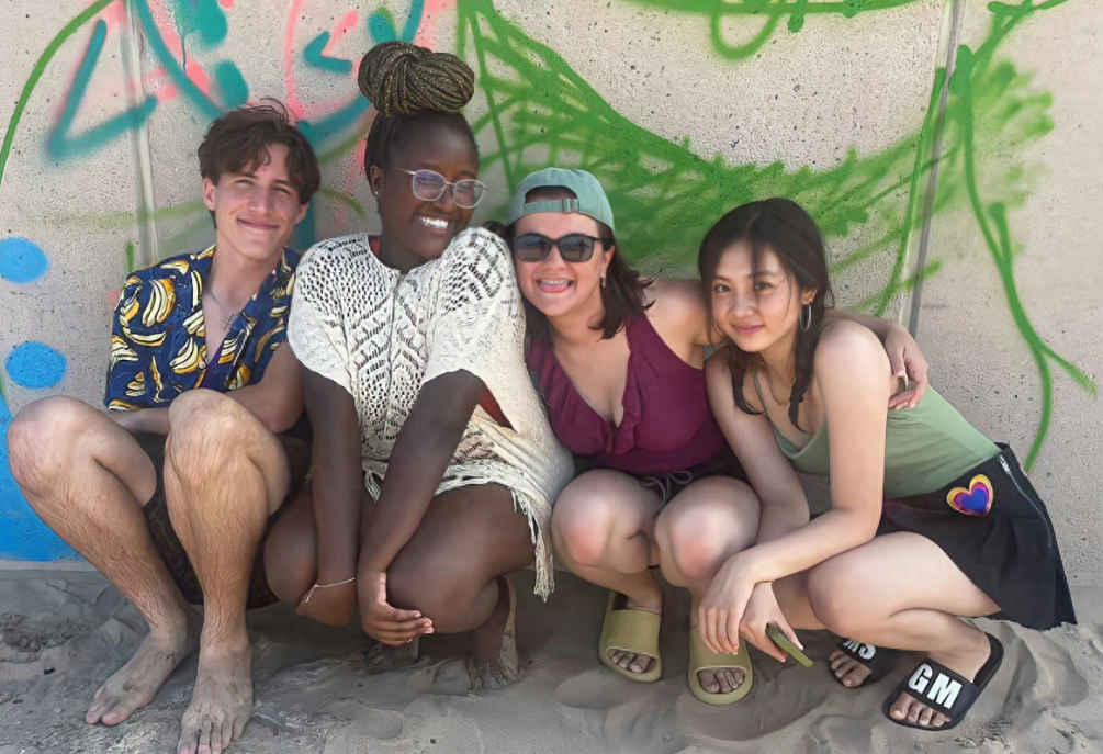 黄多多晒留学近照，与男生同穿情侣装疑似恋爱，更多“猫腻”流出