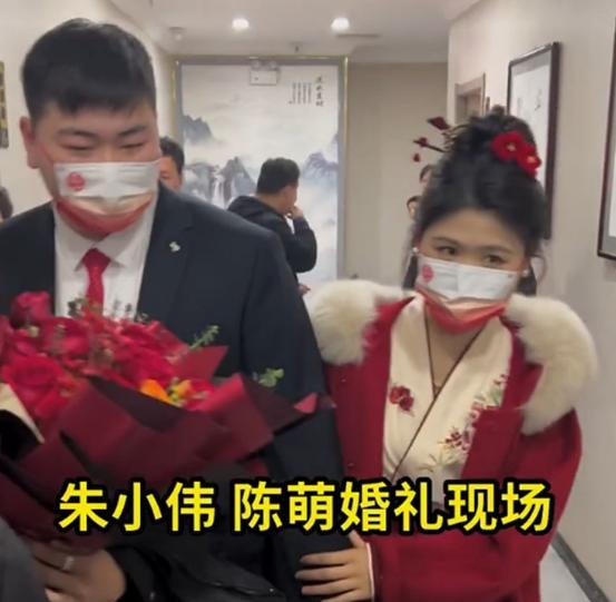 陈萌|朱小伟婚房卧室曝光,喜庆装饰仍没有摘下,与陈萌的结婚照很显眼