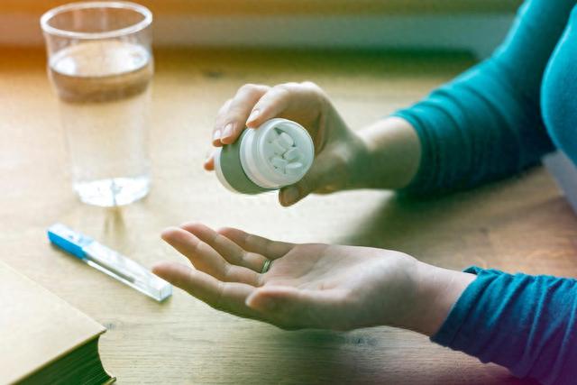 吃了猪血后大便发黑，是肺部在排毒吗？还是身体有问题？了解一下