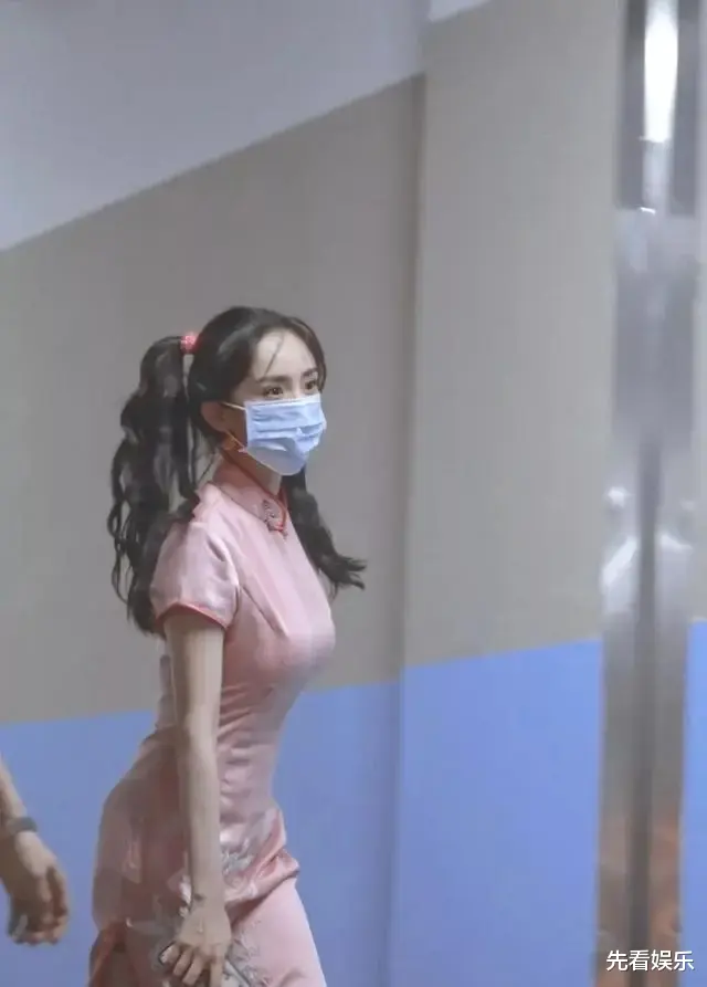 杨幂|杨幂:私密聚会被曝光,与一桌“大佬”吃饭全程笑脸相陪