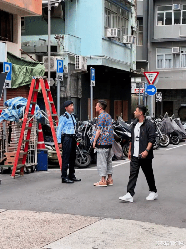 |陈冠希与陈小春香港街头偶遇，相谈甚欢再度引发关注