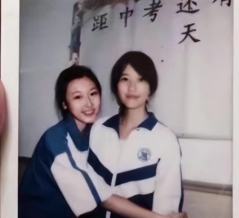 舅舅外公都是影帝，爸爸是国家一级演员，海归学历现在是网红