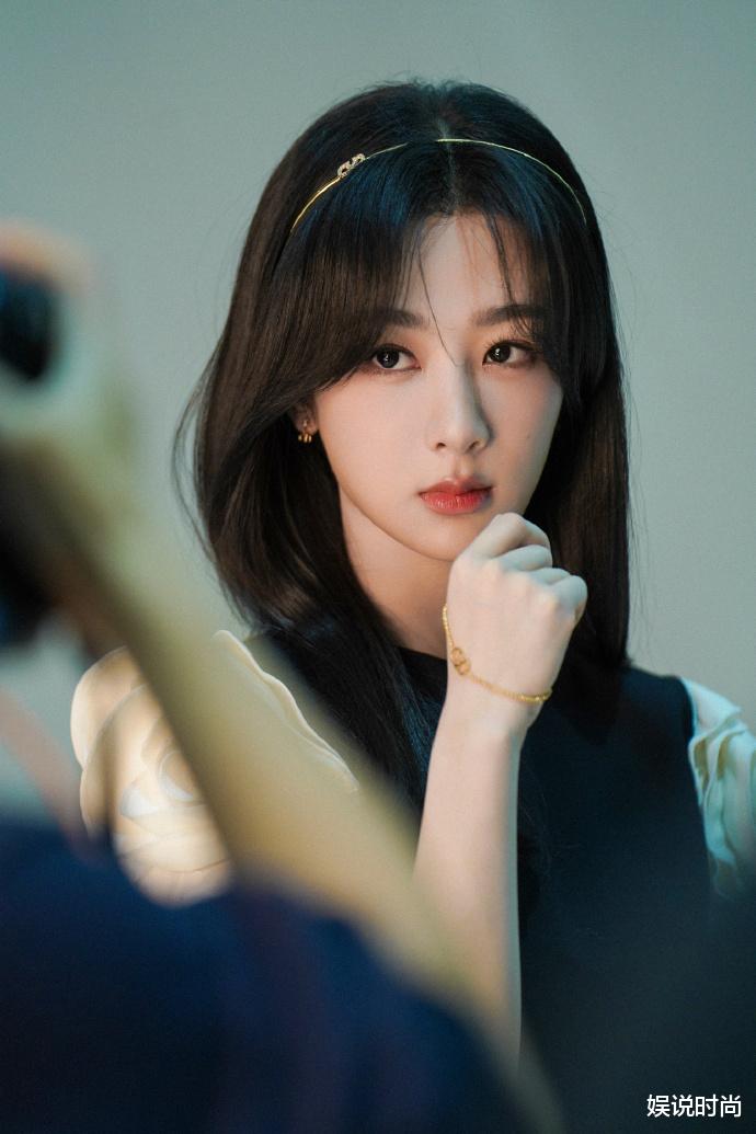 杨紫新造型受质疑！赫本风穿搭经典、精致又优雅