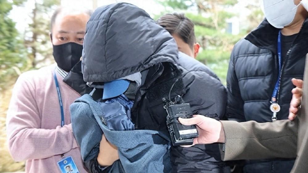 讹诈李善均3.5亿的夜店女露面，全程遮头遮脸，抱着孩子博同情？