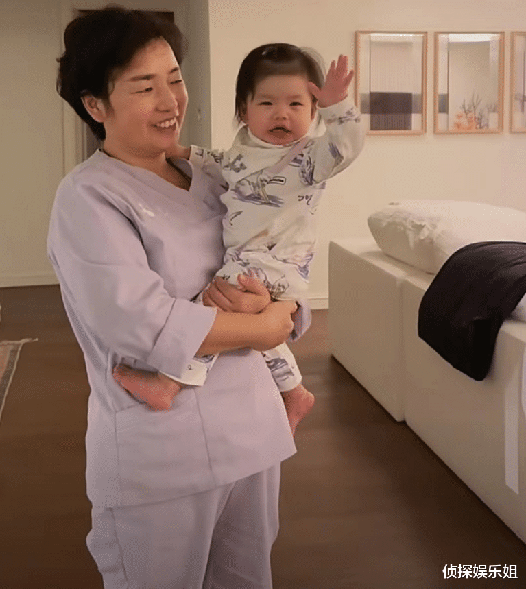 程晓玥晒9个月女儿,胖豆挥手打招呼领导范足,眉眼弯弯超像妈妈